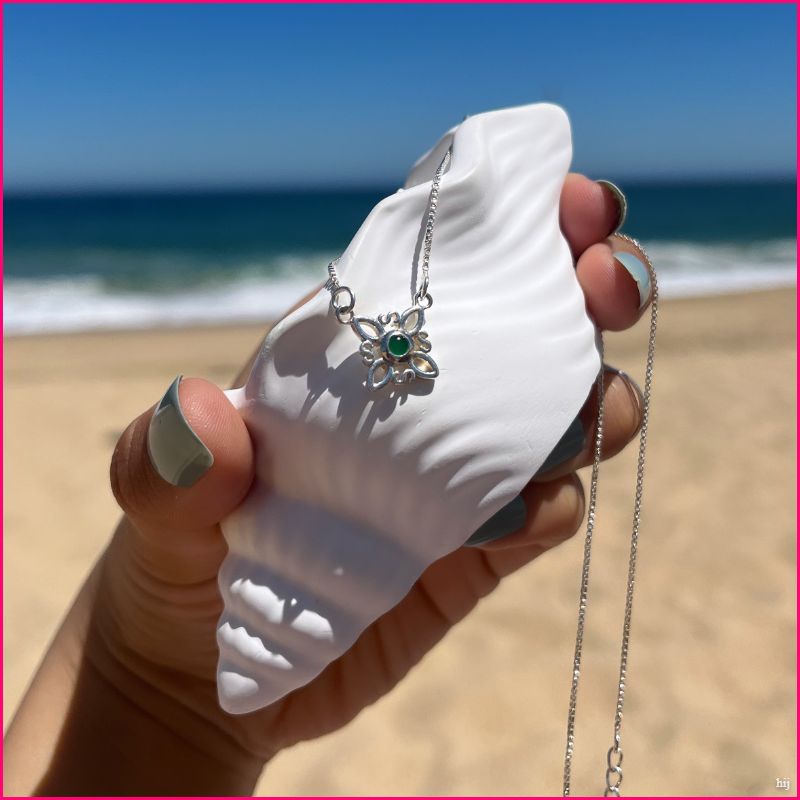 Cadena de Amuleto Nudo de Bruja con Zircon Verde