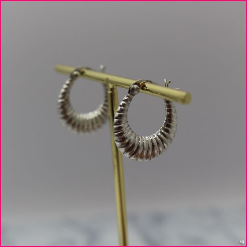 Argollas Ovaladas Texturizadas Estilo Moderno y Atemporal