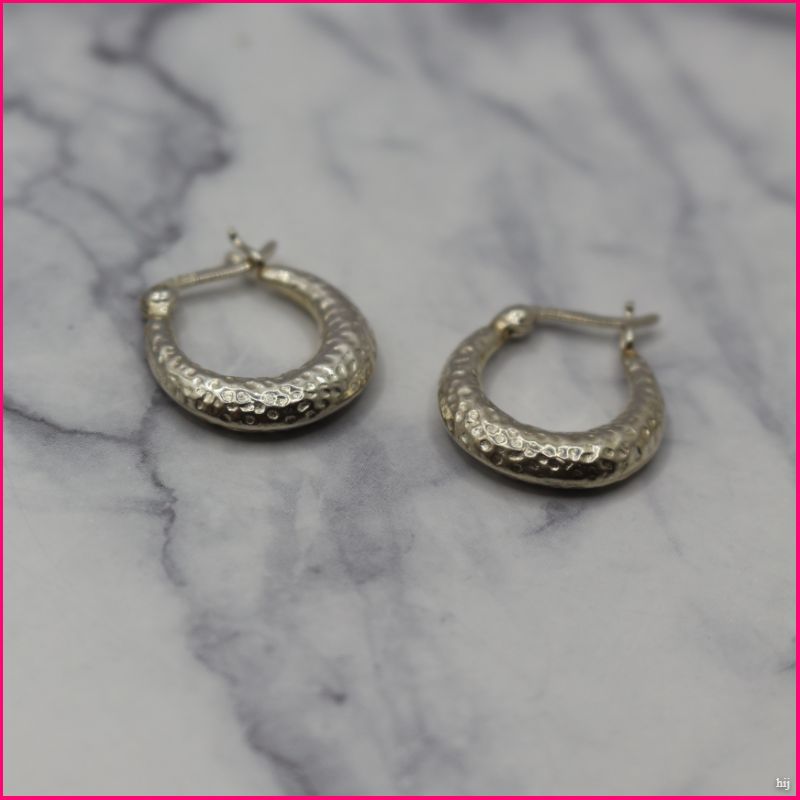 Argollas Ovaladas Martilladas - Textura y Sofisticación