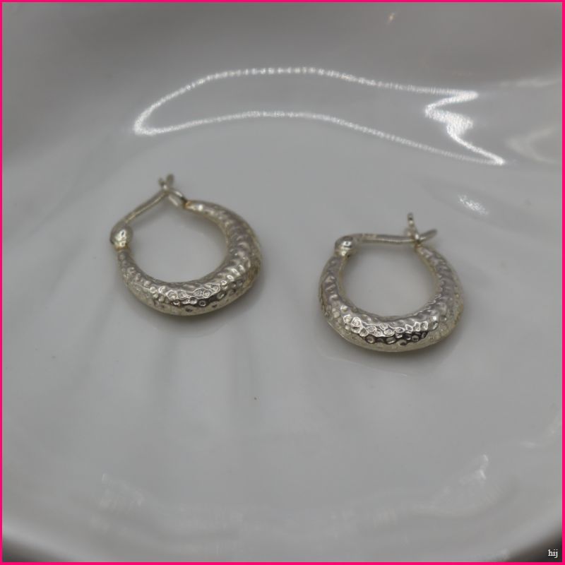 Argollas Ovaladas Martilladas - Textura y Sofisticación