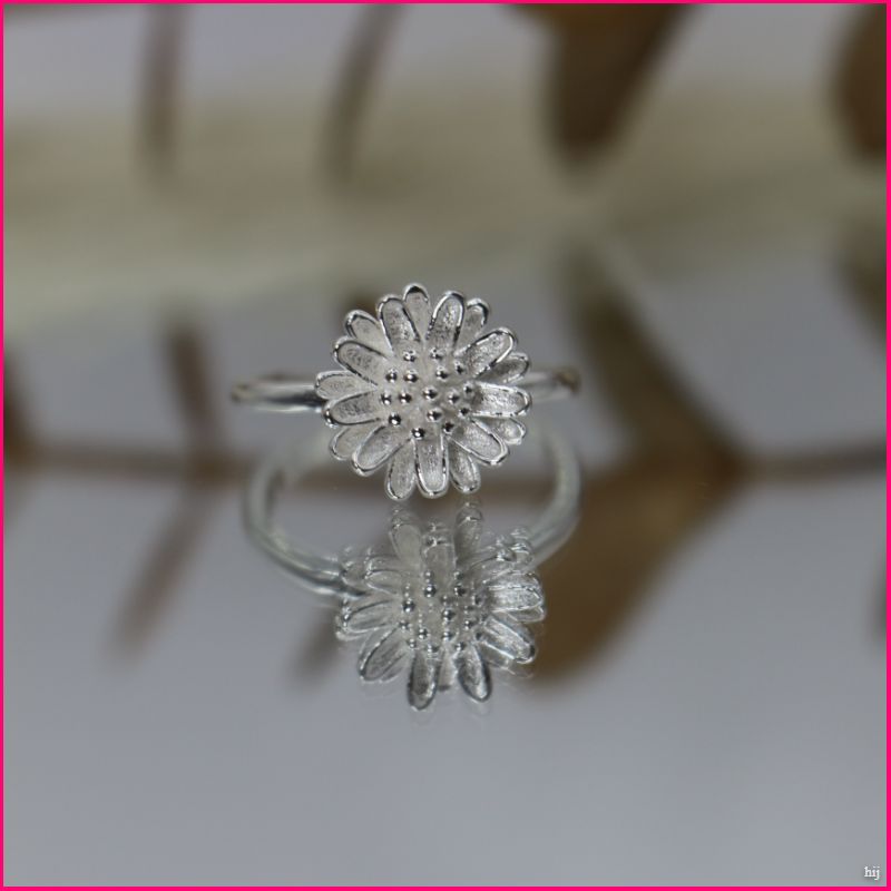 Anillo Flor Blanca - Delicadeza y Pureza en Plata
