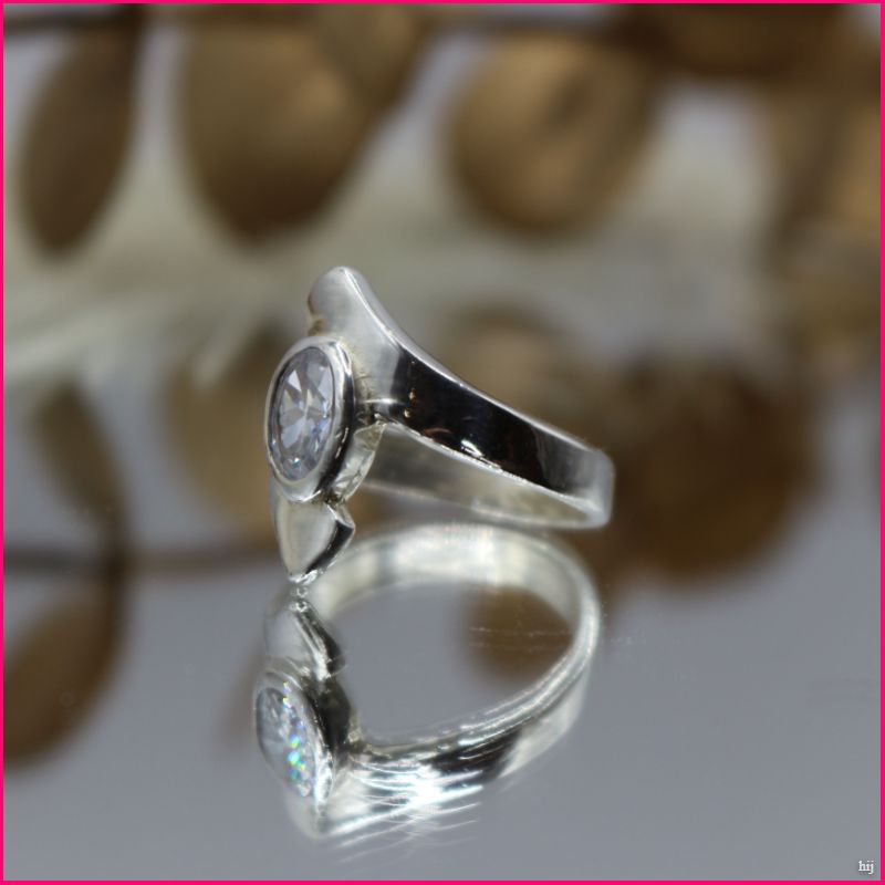 Anillo Brillo Eterno - La Elegancia del Circon Perfecto