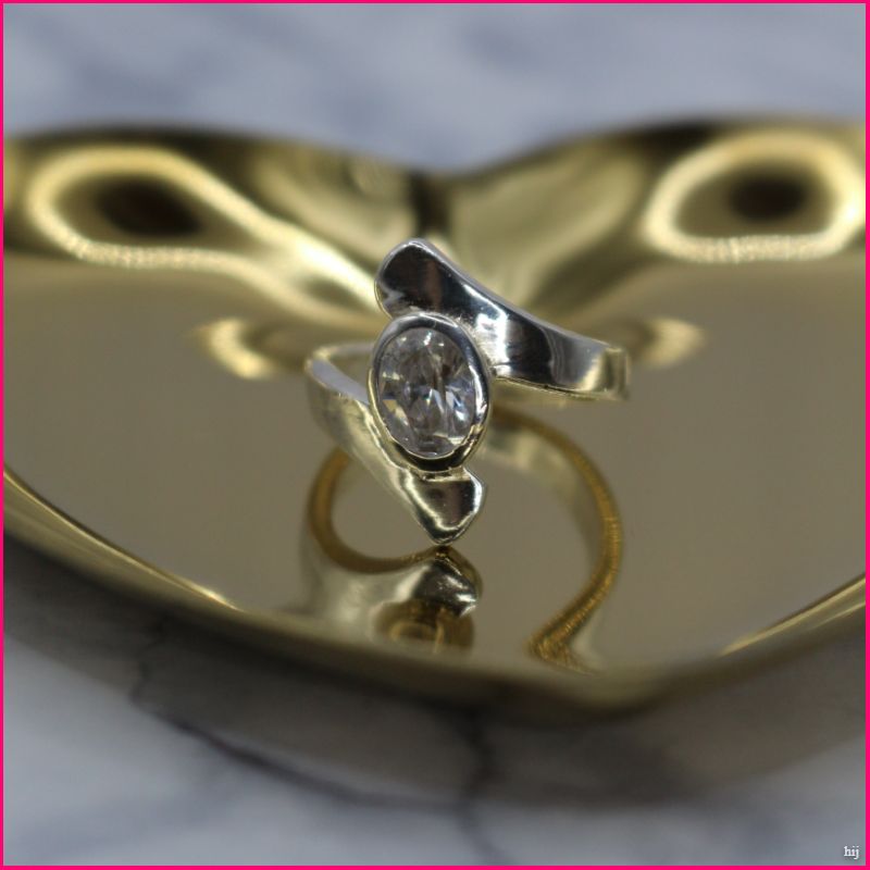 Anillo Brillo Eterno - La Elegancia del Circon Perfecto