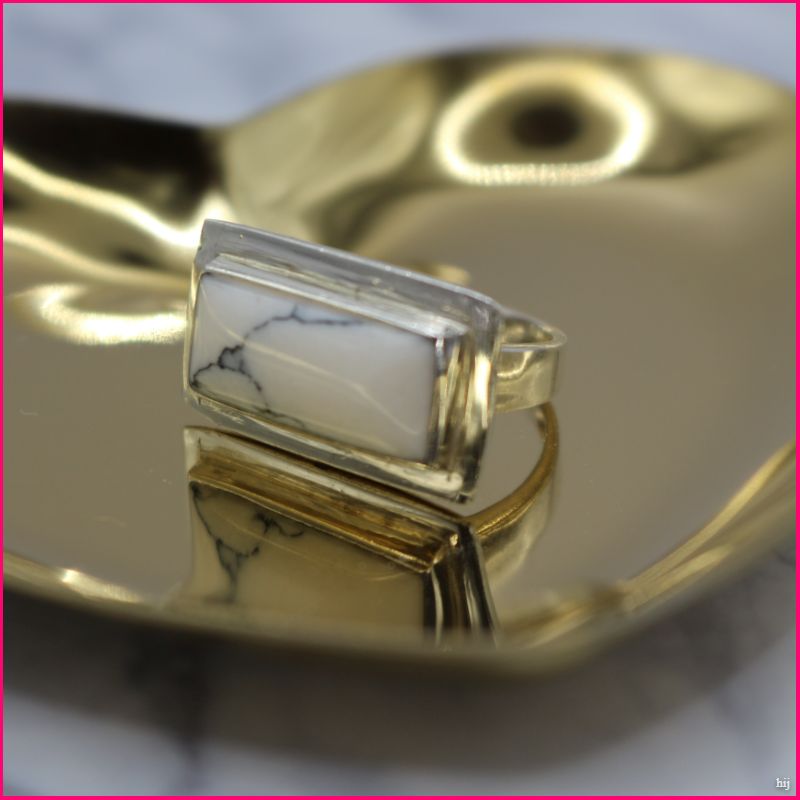 Anillo Howlita Blanca - Serenidad y Elegancia en un Diseño Exclusivo