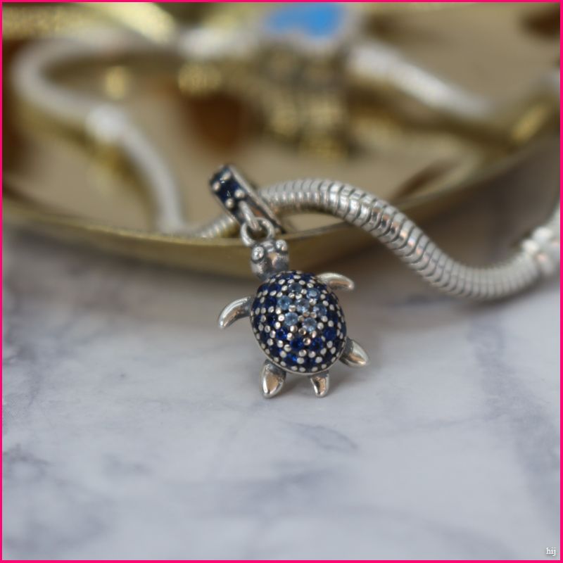 Charm Tortuga con Circones Azules 🐢✨