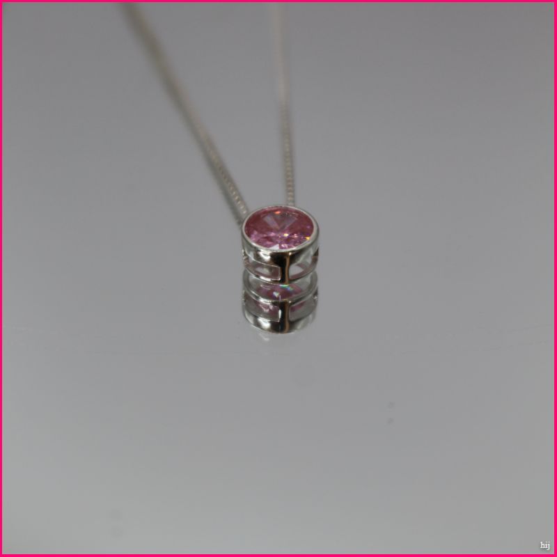 Collar Punto de Luz Circon Rosado: Sencillez y Elegancia en Cada Destello 🌸✨
