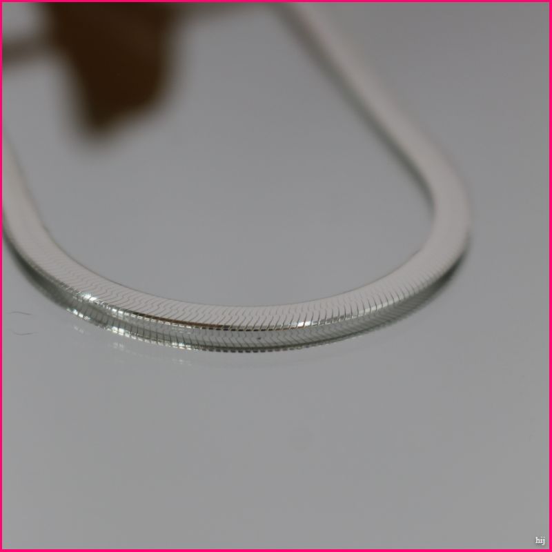 Collar Fino de Plata Brillante: La Elegancia en Su Forma Más Sutil ✨