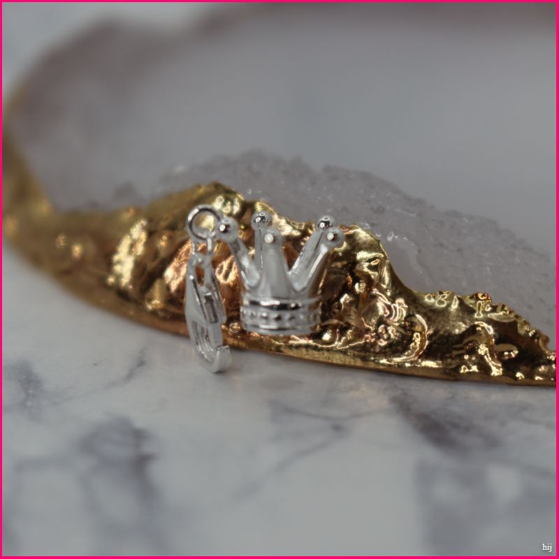 Colgante Corona Elegante: Tu toque de realeza personal 👑✨