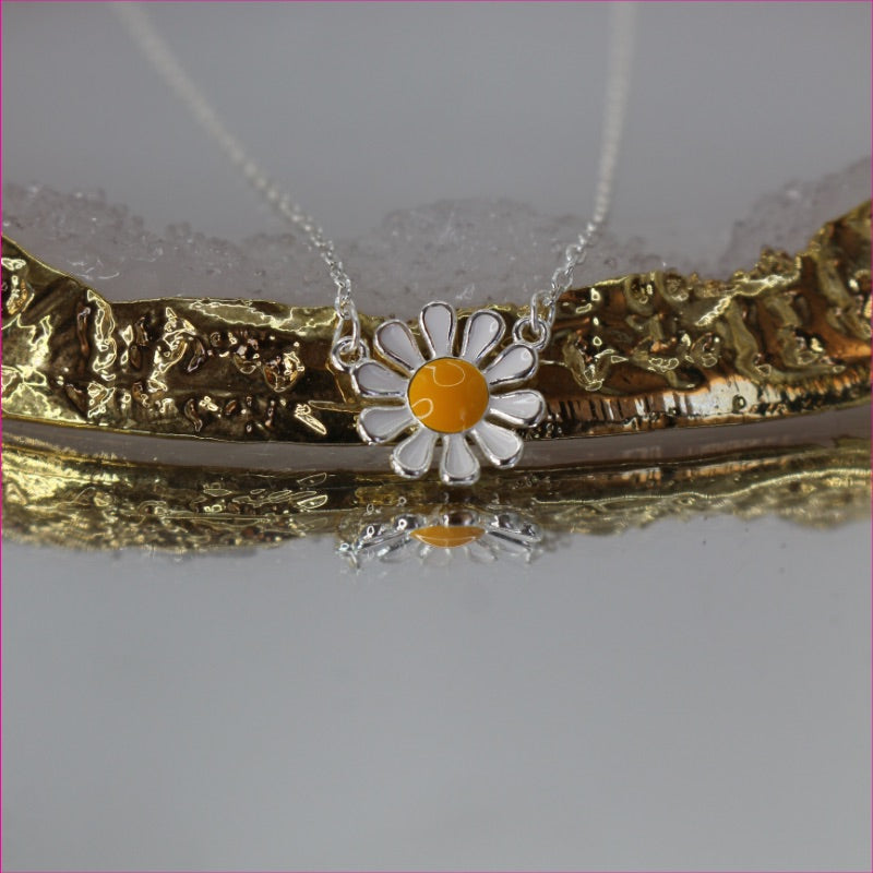 🌼 Collar Flor Margarita: La Alegría de la Naturaleza en Plata 🌼