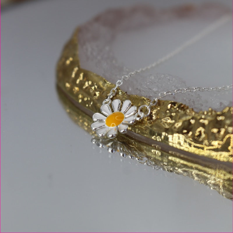 🌼 Collar Flor Margarita: La Alegría de la Naturaleza en Plata 🌼