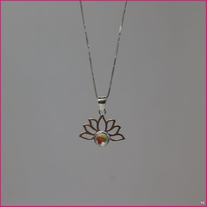 💎 Collar "Flor de Loto Tornasol": Pureza y Brillo Místico ✨