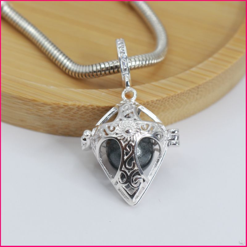 Charm "Llamador de Ángel Corazón Gótico": Protección con Estilo ✨