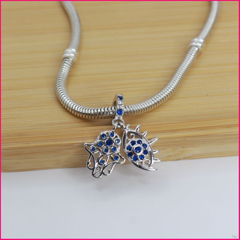 Charm Doble “Mano de Fátima y Ojo Protector”: Un Toque de Elegancia y Protección ✨
