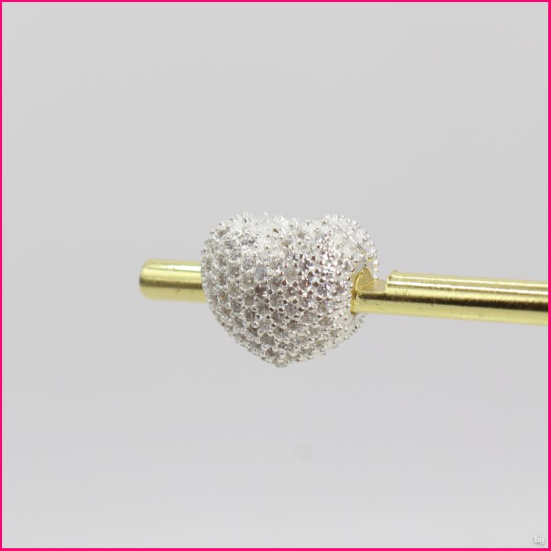 Charm Corazón Brillante: Tu Símbolo de Elegancia y Amor ✨