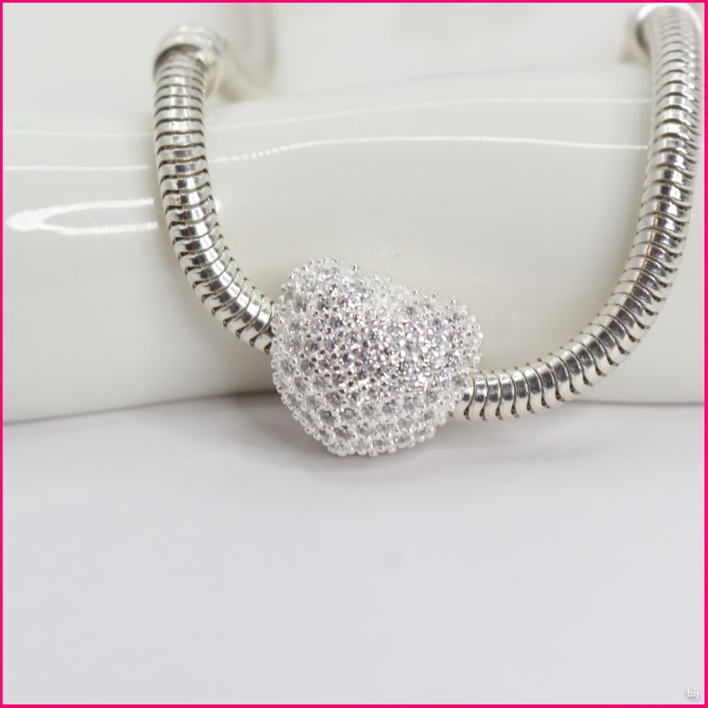 Charm Corazón Brillante: Tu Símbolo de Elegancia y Amor ✨