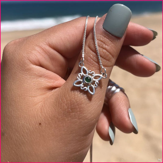 Cadena de Amuleto Nudo de Bruja con Zircon Verde