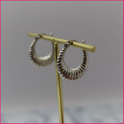 Argollas Ovaladas Texturizadas Estilo Moderno y Atemporal