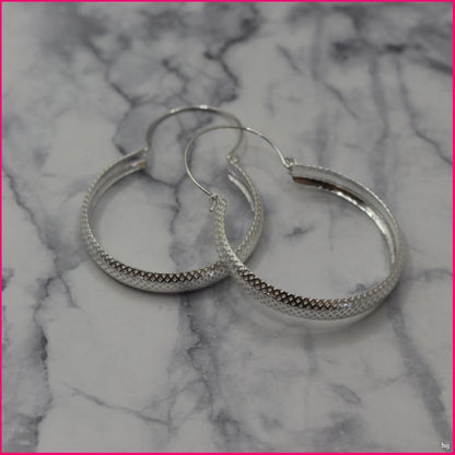 Argollas Bote Relieve - Sofisticación con un Toque Moderno
