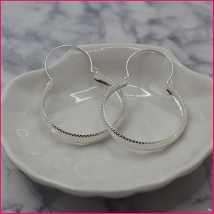 Argollas Bote Relieve - Sofisticación con un Toque Moderno