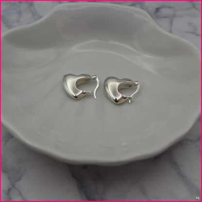 Argollas Corazón Sólido - Elegancia y Amor en Plata