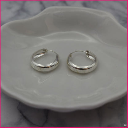 Argollas Mini Clásicas - Pequeñas Joyas de Elegancia