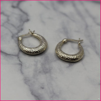 Argollas Ovaladas Martilladas - Textura y Sofisticación
