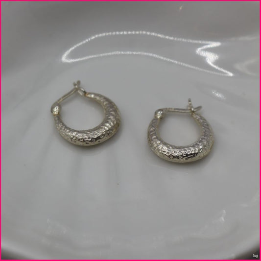 Argollas Ovaladas Martilladas - Textura y Sofisticación