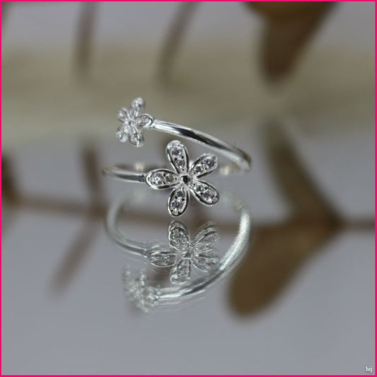 Anillo Flor Radiante - Frescura y Elegancia en Plata