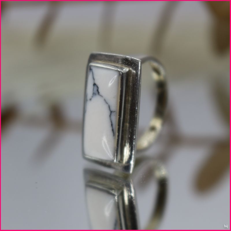 Anillo Howlita Blanca - Serenidad y Elegancia en un Diseño Exclusivo