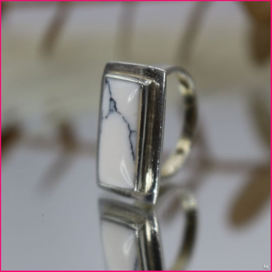 Anillo Howlita Blanca - Serenidad y Elegancia en un Diseño Exclusivo