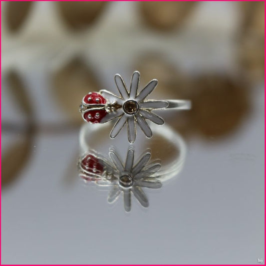 Anillo Flor con Chinita - Un toque de suerte y naturaleza 🌼🐞