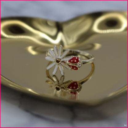 Anillo Flor con Chinita - Un toque de suerte y naturaleza 🌼🐞
