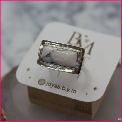 Anillo Howlita Blanca - Serenidad y Elegancia en un Diseño Exclusivo