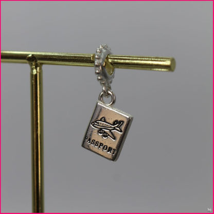 Charm Pasaporte y Avión 🌍✈️