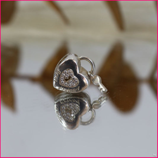 Charm Corazón con Llave 🔐❤️