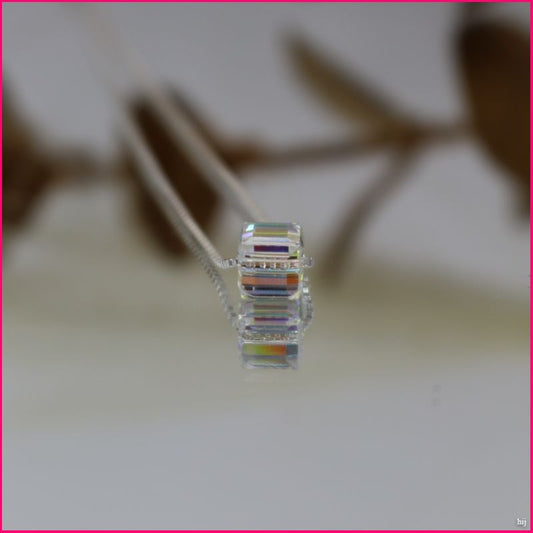 Collar Punto de Luz Tornasol: Un Destello de Elegancia Iridiscente ✨🌈