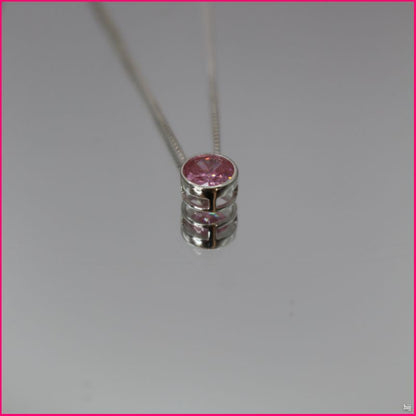 Collar Punto de Luz Circon Rosado: Sencillez y Elegancia en Cada Destello 🌸✨