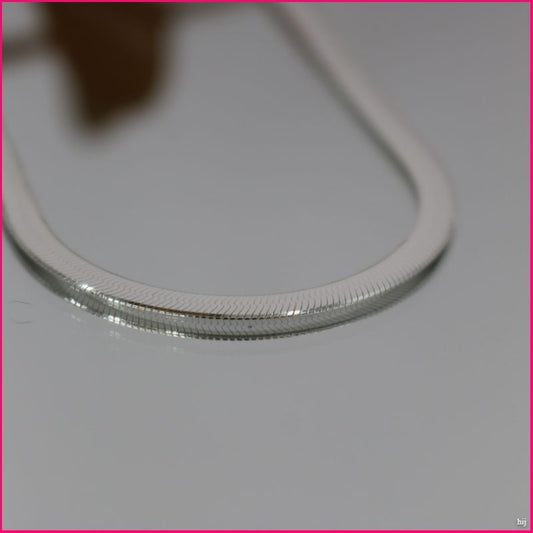 Collar Fino de Plata Brillante: La Elegancia en Su Forma Más Sutil ✨