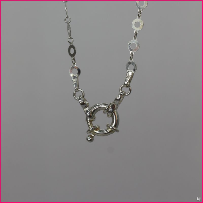Collar con Broche Circular