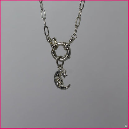 Collar Luna Plateada: Un Brillo de Misterio y Elegancia 🌙💫