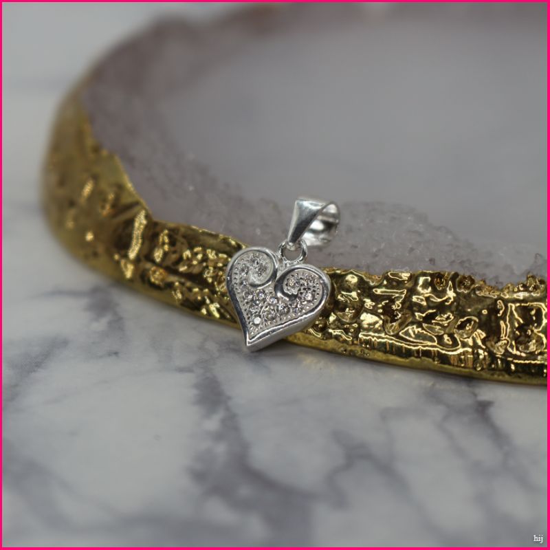 Colgante Corazón con Circones: Elegancia que Conquista💖✨