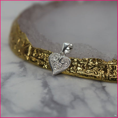 Colgante Corazón con Circones: Elegancia que Conquista💖✨
