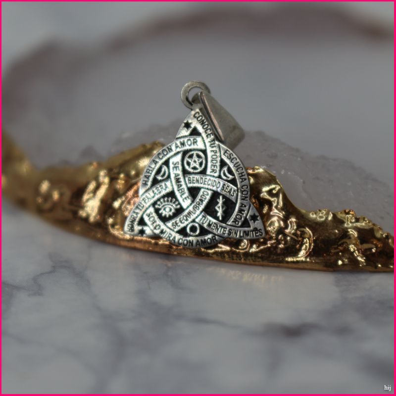 Colgante Amuleto Triqueta: Conexión, Protección y Equilibrio 🔺✨