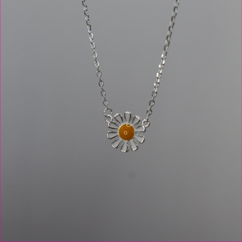 🌼 Collar Flor Margarita: La Alegría de la Naturaleza en Plata 🌼