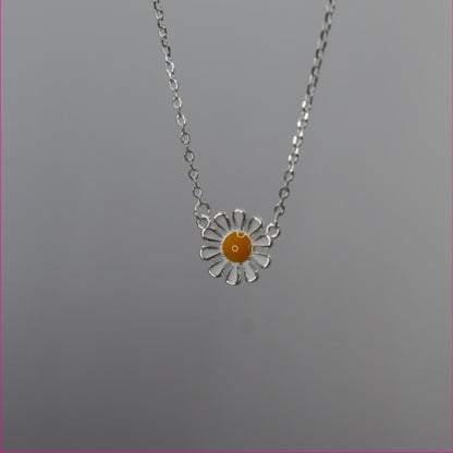 🌼 Collar Flor Margarita: La Alegría de la Naturaleza en Plata 🌼