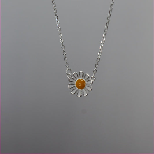 🌼 Collar Flor Margarita: La Alegría de la Naturaleza en Plata 🌼
