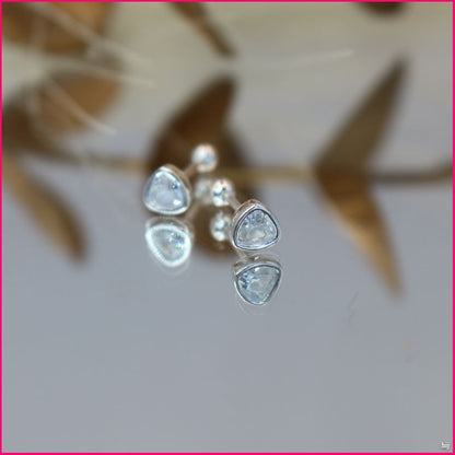 💎 Aros "Triángulo de Luz": Brillo y Elegancia Atemporal ✨
