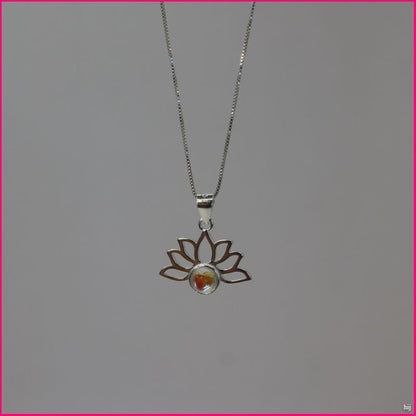 💎 Collar "Flor de Loto Tornasol": Pureza y Brillo Místico ✨
