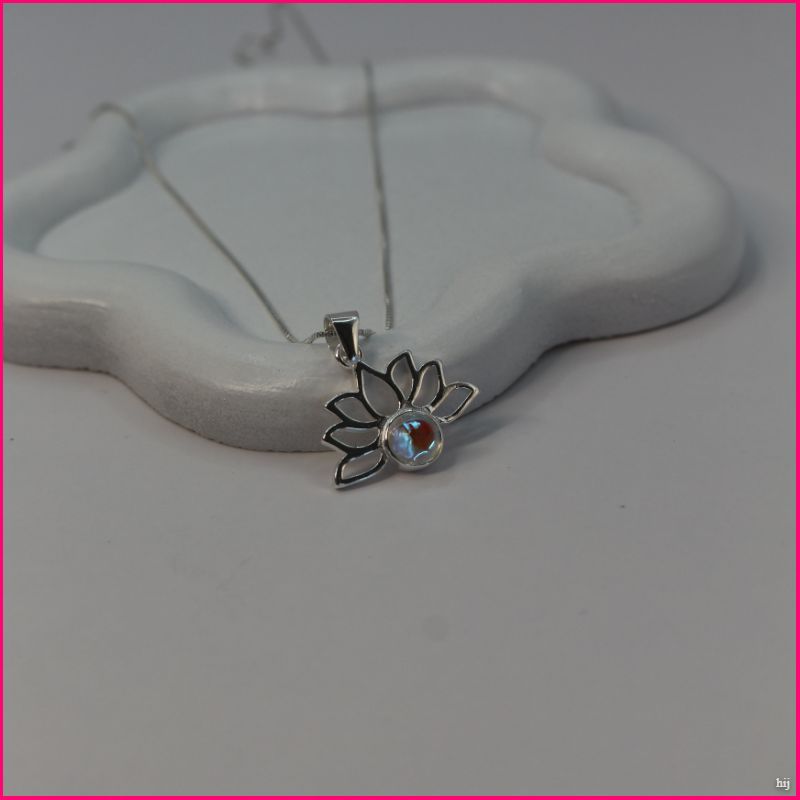💎 Collar "Flor de Loto Tornasol": Pureza y Brillo Místico ✨