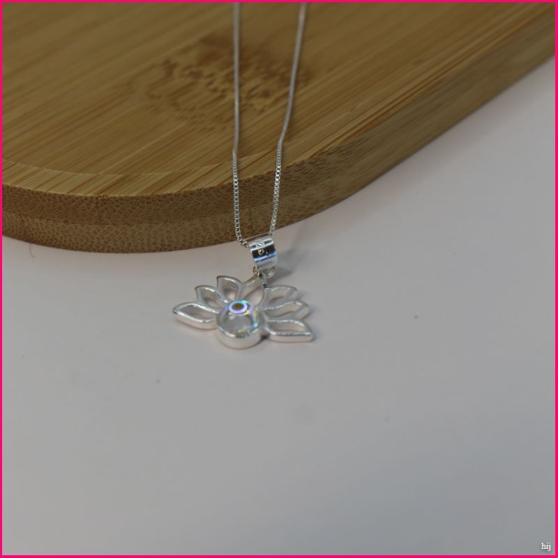 💎 Collar "Flor de Loto Tornasol": Pureza y Brillo Místico ✨